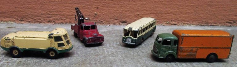 DINKY TOYS - Ensemble de quatre véhicules comprenant : - - Autobus parisien "So…