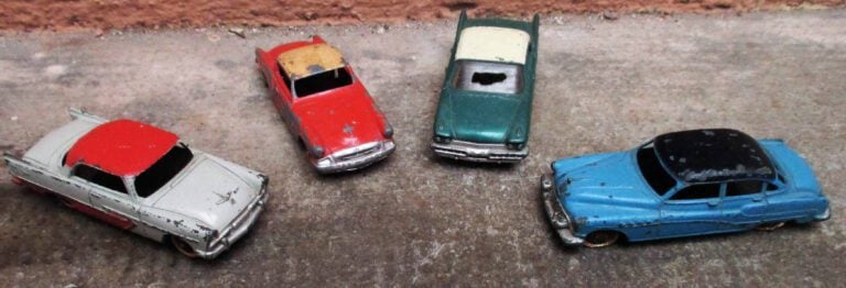 DINKY TOYS - Ensemble de quatre voitures comprenant : - - Desoto Diplomat 59 N°…