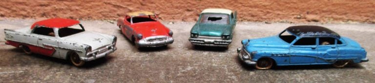 DINKY TOYS - Ensemble de quatre voitures comprenant : - - Desoto Diplomat 59 N°…