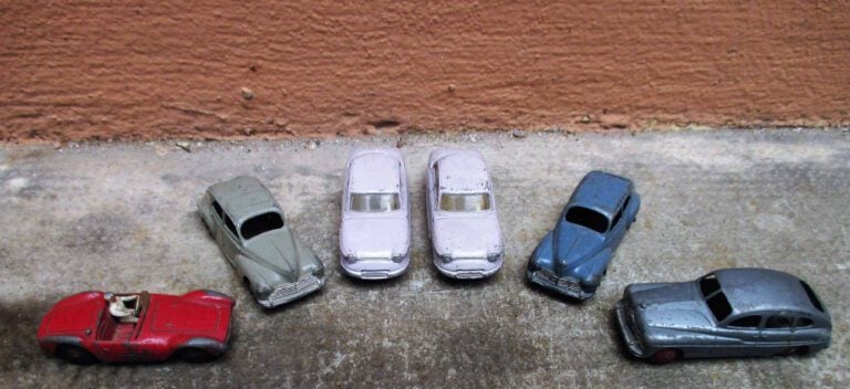 DINKY TOYS - Ensemble de six voitures comprenant : - - 2 Panhard PL17 N°547. -…