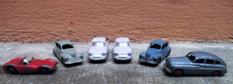 DINKY TOYS - Ensemble de six voitures comprenant : - - 2 Panhard PL17 N°547. -…