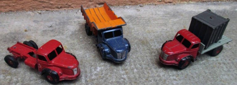 DINKY TOYS - Ensemble de trois véhicules comprenant : - - Camion benne Berliet…