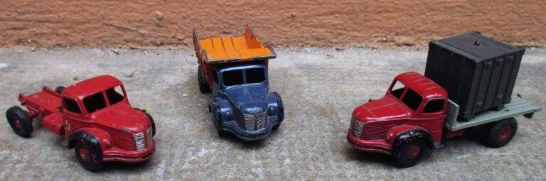 DINKY TOYS - Ensemble de trois véhicules comprenant : - - Camion benne Berliet…