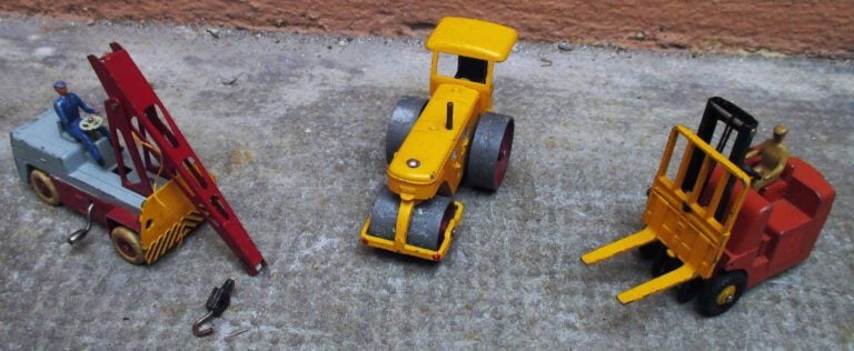 DINKY TOYS - Ensemble de trois véhicules comprenant : - - Rouleau compresseur R…