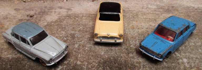 DINKY TOYS - Ensemble de trois véhicules comprenant : - - Simca Versailles, Ref…