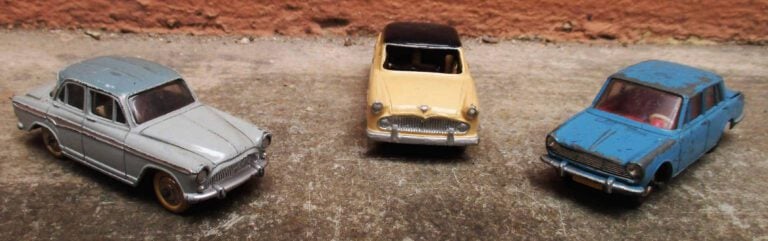 DINKY TOYS - Ensemble de trois véhicules comprenant : - - Simca Versailles, Ref…