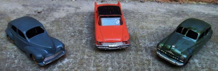 DINKY TOYS - Ensemble de trois voitures comprenant : - - Peugeot 203. - - Desot…