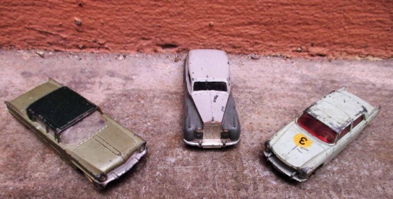 DINKY TOYS - Ensemble de trois voitures : - - Peugeot 404, N° 553. - - Rolls Ro…