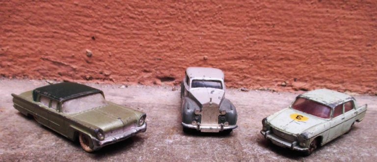 DINKY TOYS - Ensemble de trois voitures : - - Peugeot 404, N° 553. - - Rolls Ro…