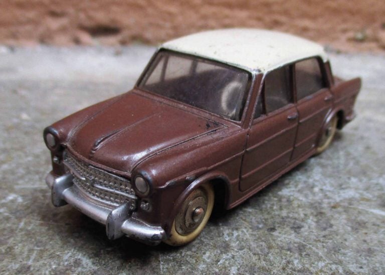 DINKY TOYS - Fiat 1200 "Grande vue" marron métal crème, N° 531.