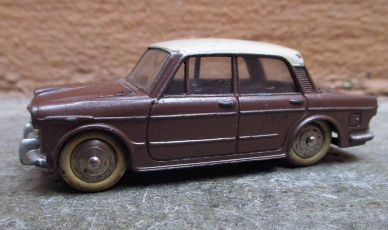 DINKY TOYS - Fiat 1200 "Grande vue" marron métal crème, N° 531.
