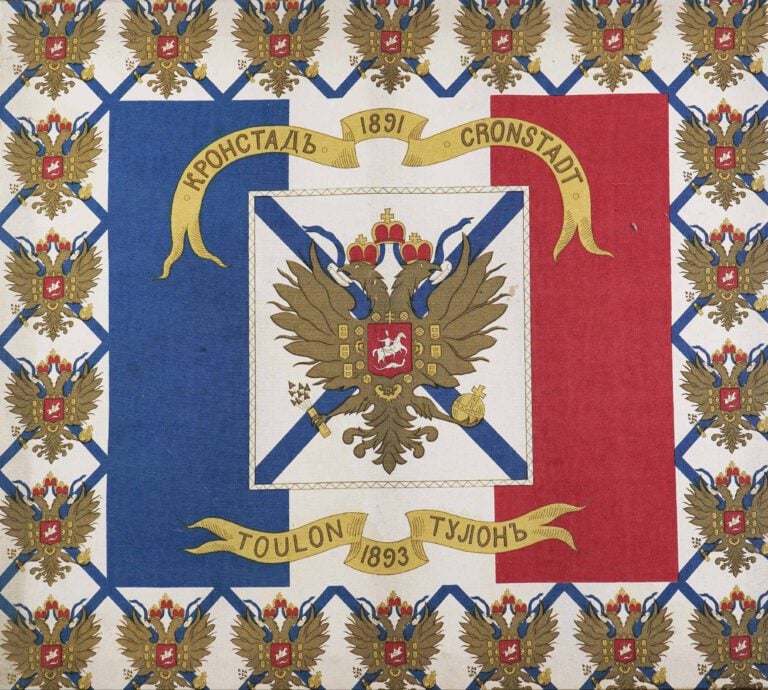 Drapeau monté sur châssis commémoratif de l'amitié franco-russe entre la Marine…