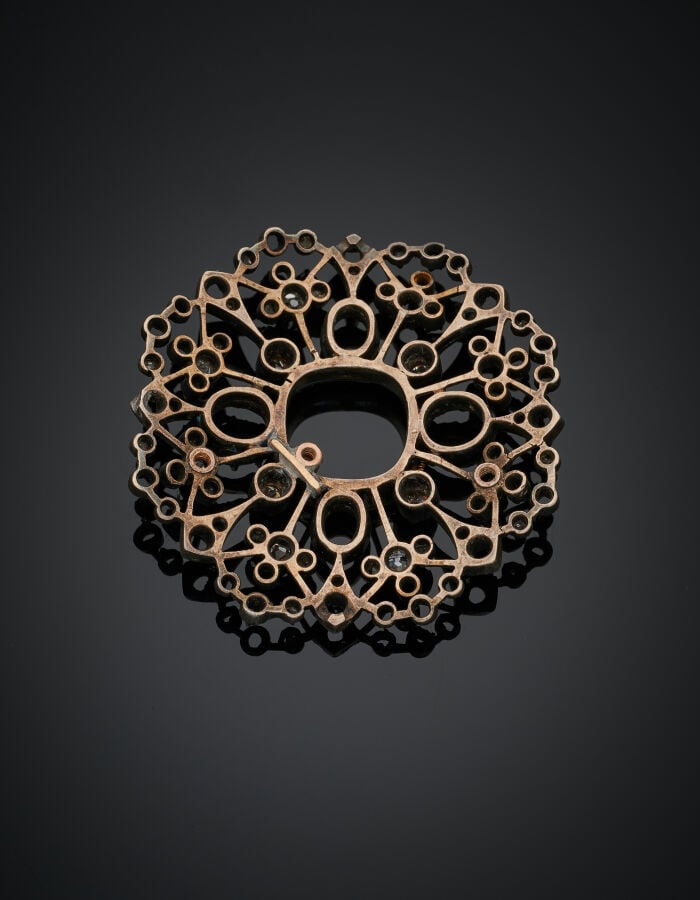 ELEMENT « fleur » anciennement BROCHE en argent (800‰) ajouré, serti de diamant…