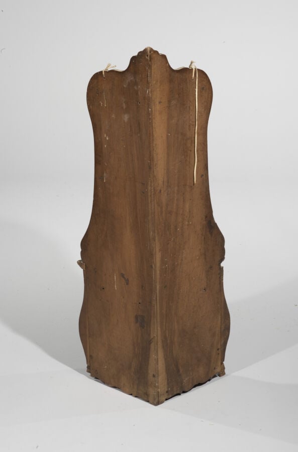 Encoignure d'applique en bois naturel mouluré et sculpté d'une Diane, coquilles…