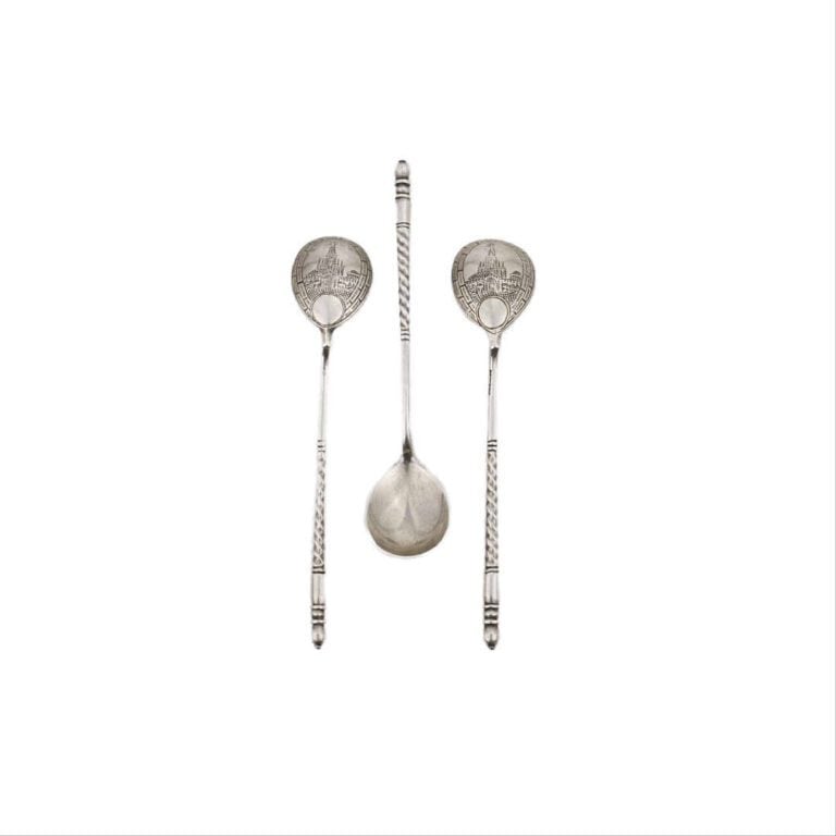 Ensemble de 3 cuillères à thé en argent 84 zolotniks (875 millièmes), à décor g…