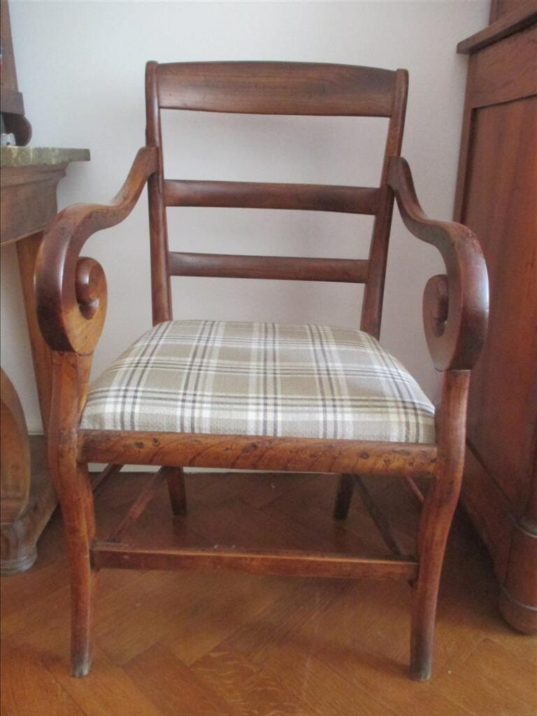 Ensemble de 6 chaises, un tabouret et un fauteuil en bois naturel. - /16 coffre…