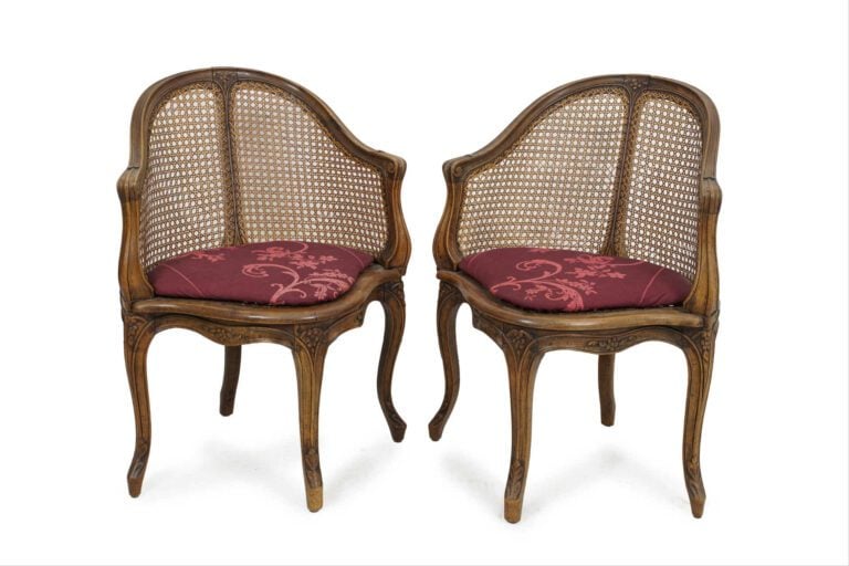 Ensemble de deux fauteuils de cabinet en hêtre sculpté à fond de canne. Ils rep…