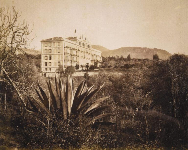 Ensemble de deux tirages photographiques sépia représentant le Riviera Palace à…