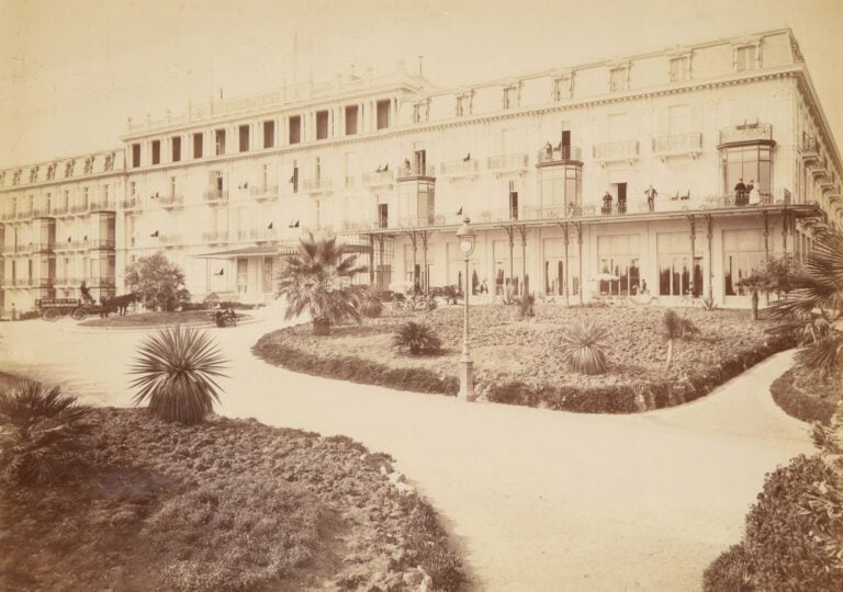 Ensemble de deux tirages photographiques sépia représentant le Riviera Palace à…