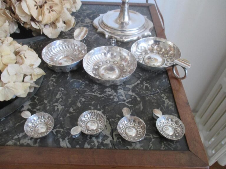 Ensemble en métal argenté comprenant 6 plateaux de style Art déco, deux dessous…