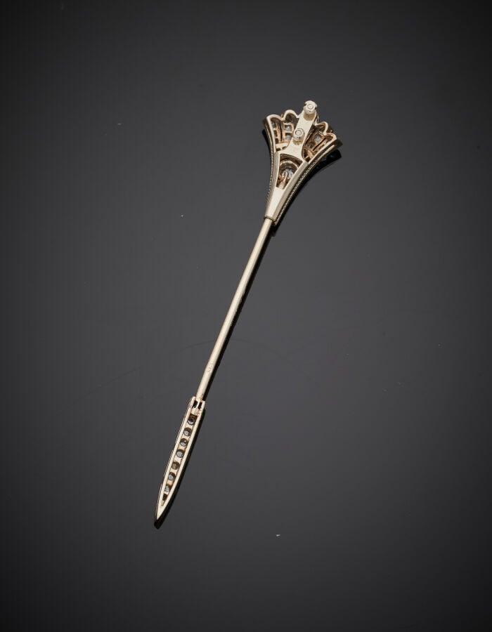 EPINGLE à JABOT « flèche » en or gris (750‰) serti de diamants taille ancienne,…