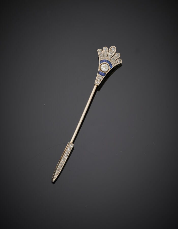 EPINGLE à JABOT « flèche » en or gris (750‰) serti de diamants taille ancienne,…