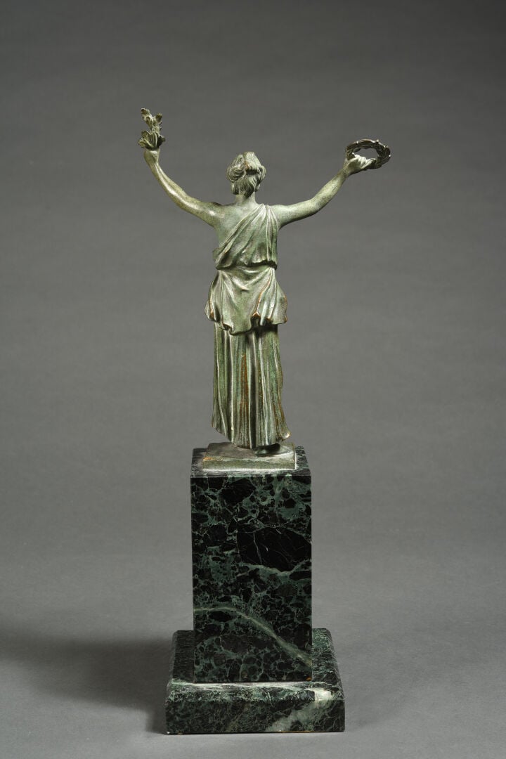 Epreuve en bronze patiné à l'antique figurant Niké, déesse de la Victoire, tena…