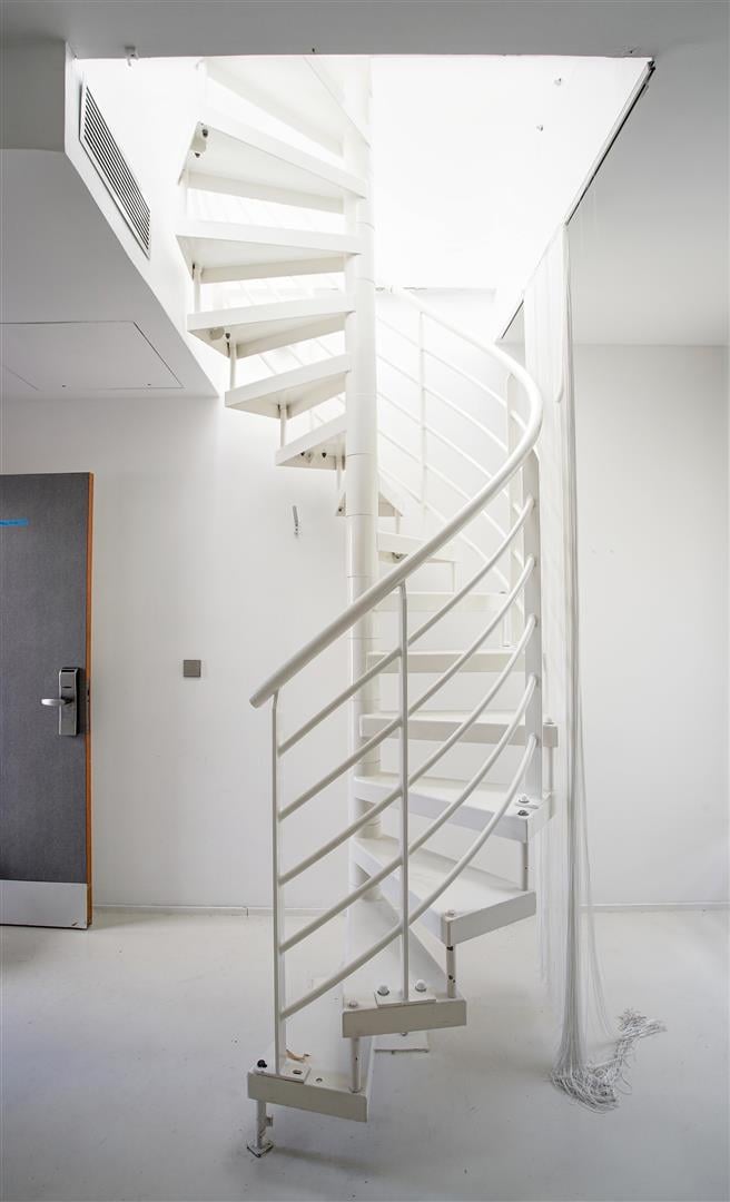 Escalier en colimaçon en métal laqué blanc à 16 marches. Haut. de palier à pali…