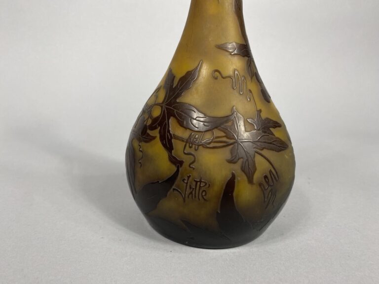 ETABLISSEMENTS GALLE (1904-1936) - Vase soliflore à panse bombée et long col pi…