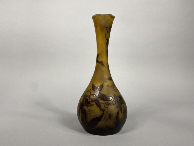 ETABLISSEMENTS GALLE (1904-1936) - Vase soliflore à panse bombée et long col pi…