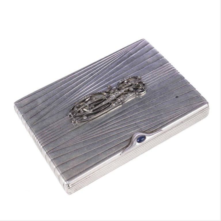 Étui à cigarettes rectangulaire en argent 875 millièmes, à décor de godrons str…