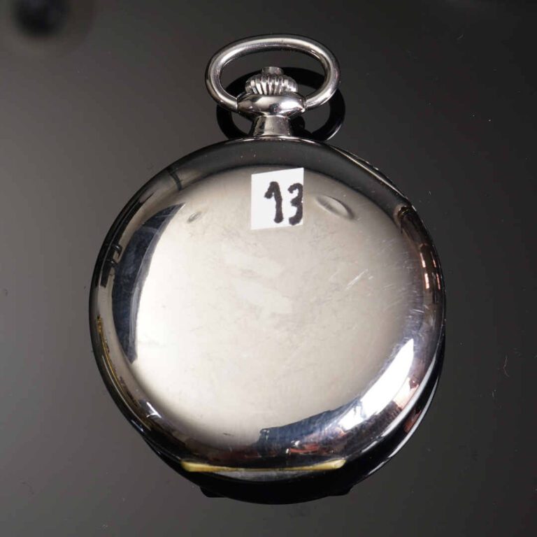 F. SENN - Montre chronomètre en métal blanc. Cadran émaillé signé F.Senn, 13 bv…