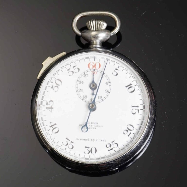 F. SENN - Montre chronomètre en métal blanc. Cadran émaillé signé F.Senn, 13 bv…