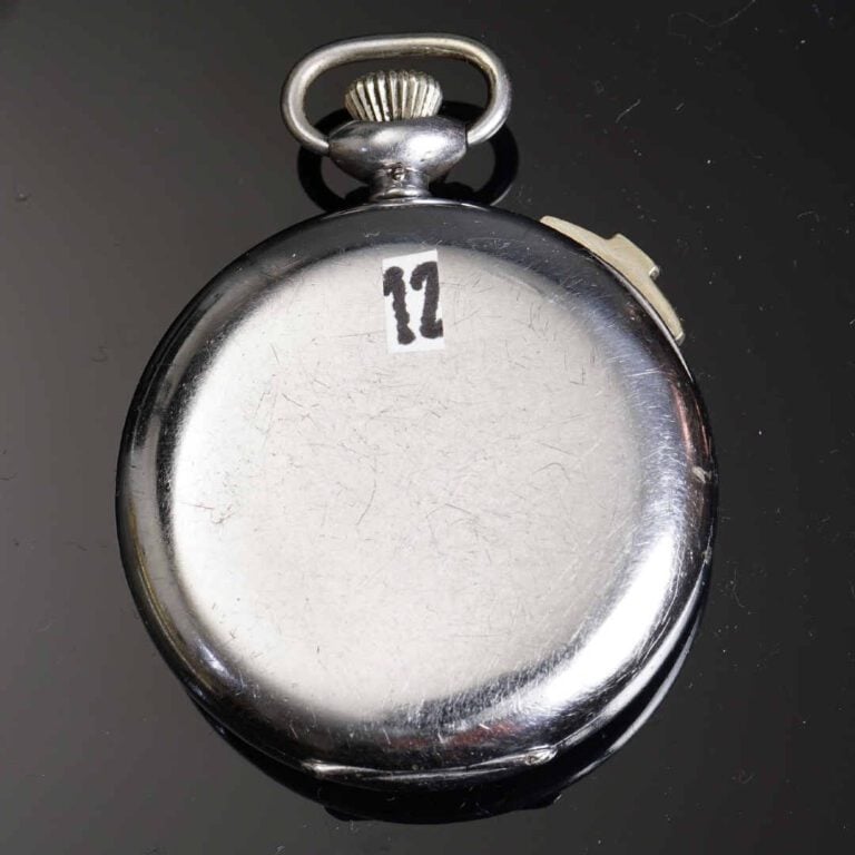 F. SENN - Montre chronomètre en métal blanc. Cadran émaillé signé F.Senn, 13 bv…