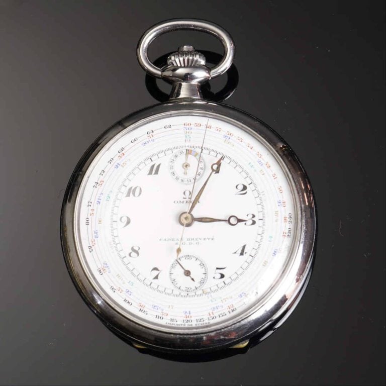 F. SENN - Montre chronomètre en métal blanc. Cadran émaillé signé F.Senn, 13 bv…