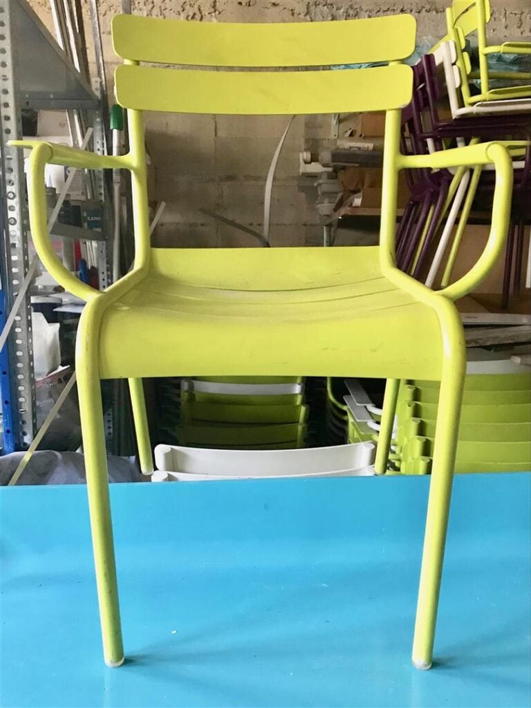 FERMOB - Cinq fauteuils bridge " Luxembourg " en aluminium couleur VERVEINE. Et…