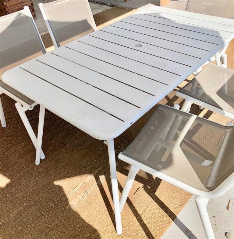 FERMOB - Grande table " Luxembourg " en aluminium relaquée BLANC. Etat d'usage.…