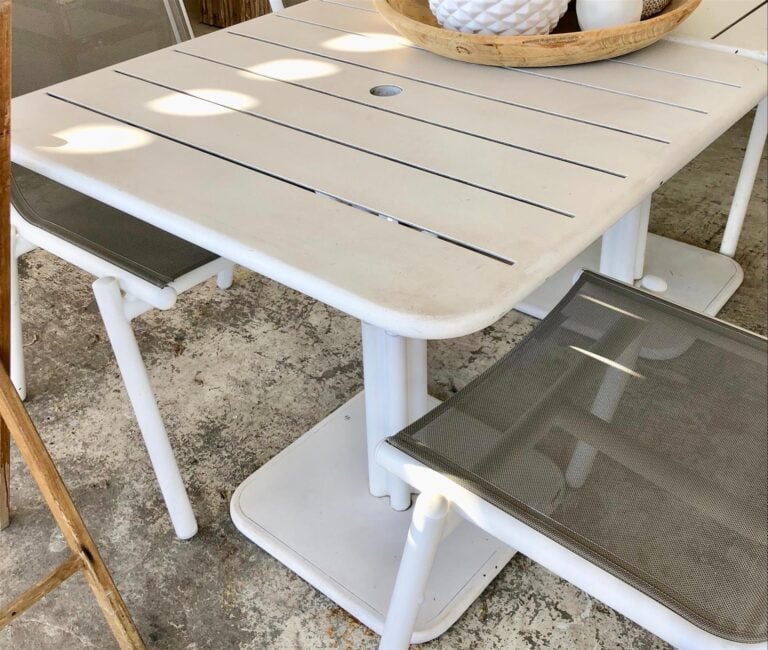 FERMOB. - Une grande table " Luxembourg " en aluminium relaquée BLANC. Etat d'u…