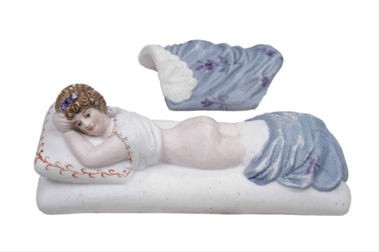 Figure érotique en biscuit de porcelaine polychrome représentant une femme allo…