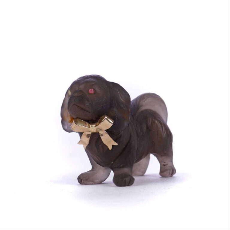 Figure miniature de chien en verre à l'imitation de l'agate, le collier orné d'…