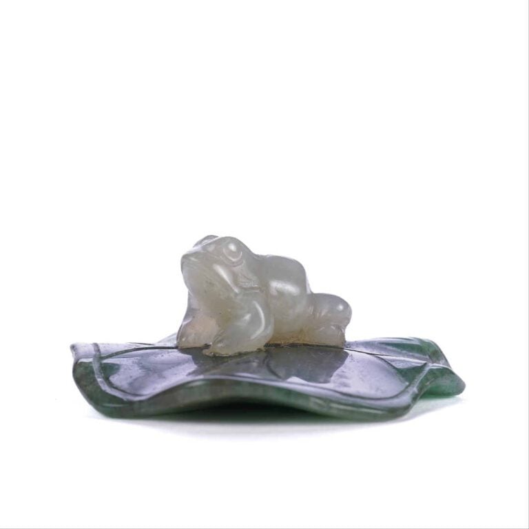 Figurine en jade à deux couches représentant une grenouille sur un nénuphar. -…