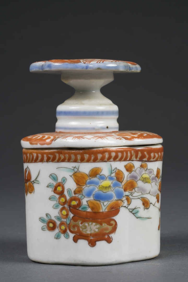 FLACON A PARFUM ET SON BOUCHON EN FORME DE FLEUR DE PRUNUS EN PORCELAINE D'ARIT…