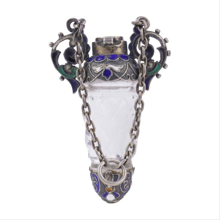 Flacon à sel pendentif en forme d'amphore en cristal taillé monté en vermeil 80…