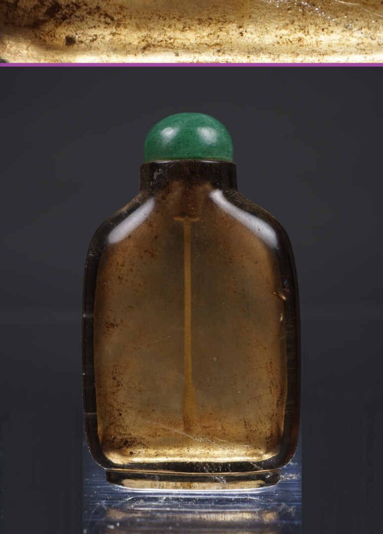FLACON TABATIERE A EPAULES TOMBANTES EN QUARTZ FUME - Chine, Dynastie Qing, XIX…