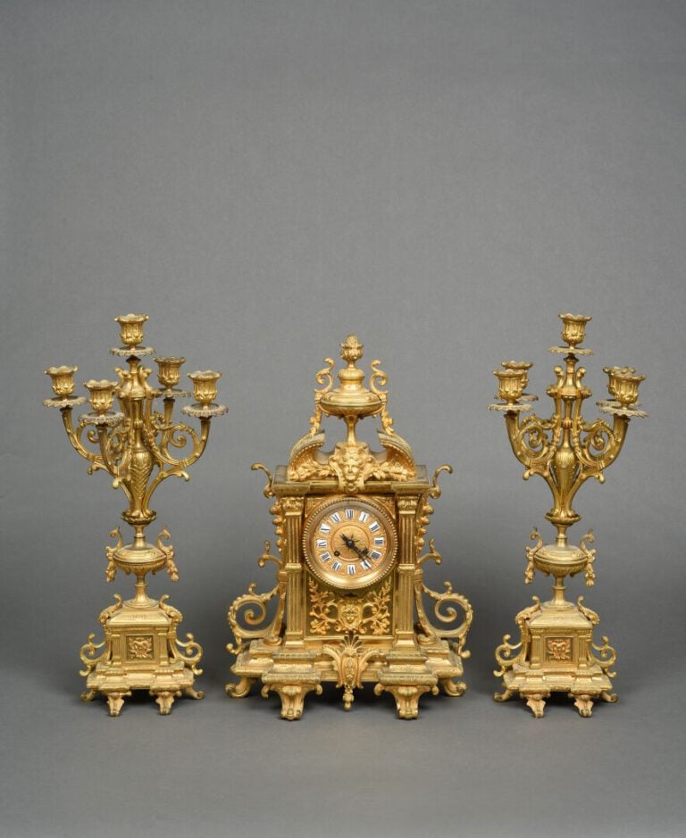 Garniture de cheminée en bronze doré ciselé richement sculptée d'enroulements,…