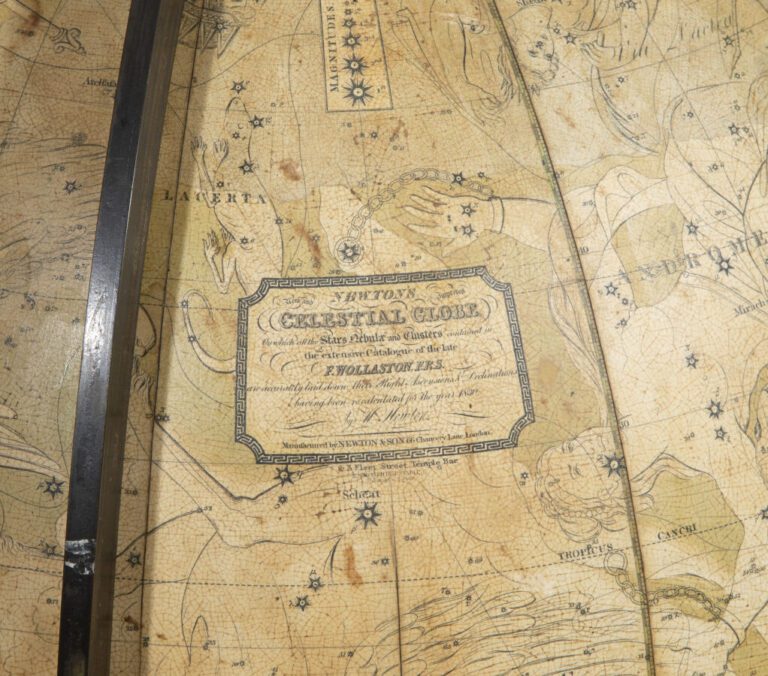 Globe céleste de parquet de Newton revu et amélioré - Dans le cartouche placée…