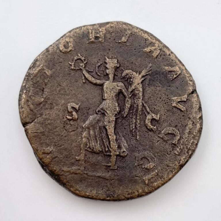 Gordien Ier (238 ap. J.-C.). Surmoulage (?) d'un sesterce à la Victoire, c. XVI…