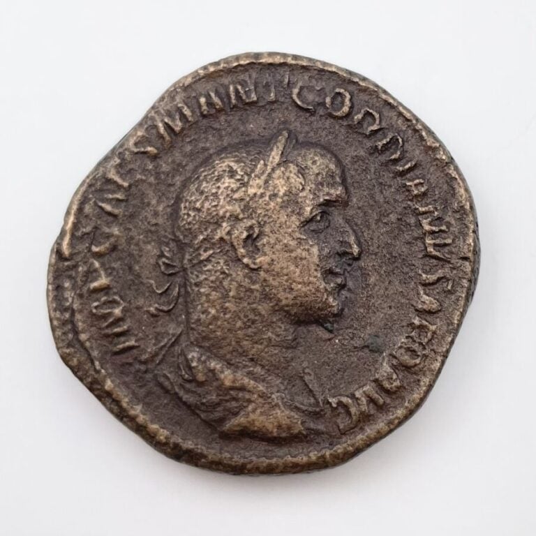 Gordien Ier (238 ap. J.-C.). Surmoulage (?) d'un sesterce à la Victoire, c. XVI…