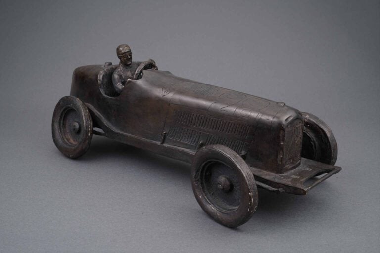 Gordon CHISM (XXe siècle) - Alfa Roméo Monza - Bronze à patine marron représent…