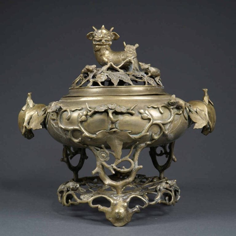 GRAND BRULE PARFUM CIRCULAIRE EN LAITON - Vietnam / Indochine, Vers 1900 - Il r…